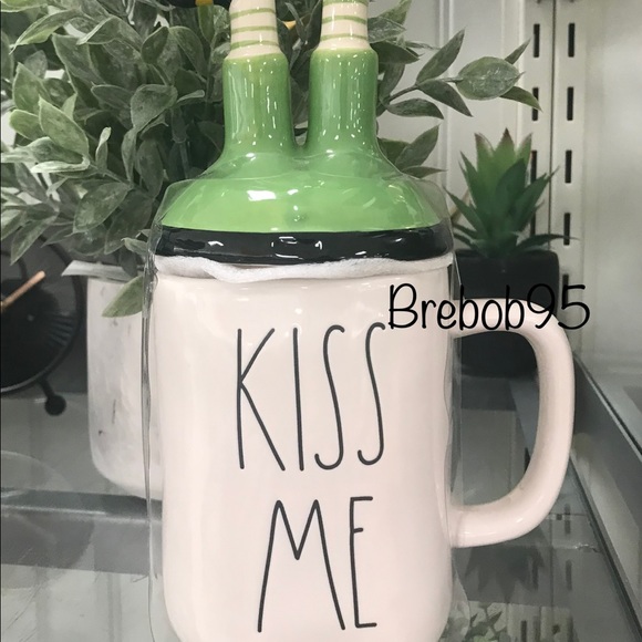 Rae Dunn 🍀 KISS ME 🍀 mug w/topper. - Picture 3 of 7